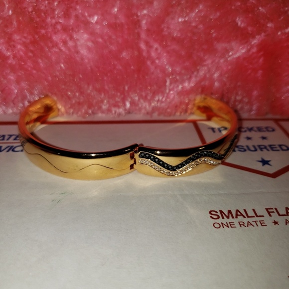 Beautiful Swarovski Bangle Final Price - Picture 6 of 8